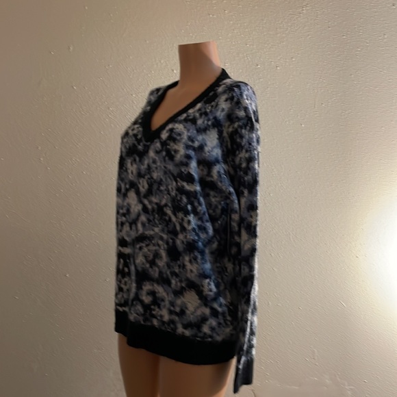 Liverpool Los Angeles Womens V-Neck Sweater in Abstract Blue NEW Large  New Tag - Picture 5 of 16